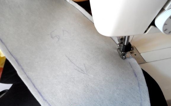 На швейной машинке сшивают детали