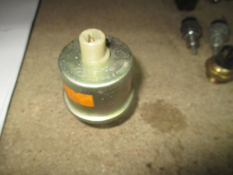 Датчик масла ваз 2107 инжектор. Датчик давления масла ВАЗ 2215. Датчик указатель датчика давления масла на ВАЗ 2101. Резьба датчика давления масла 2110. ВАЗ 2107 датчик масляного давления.