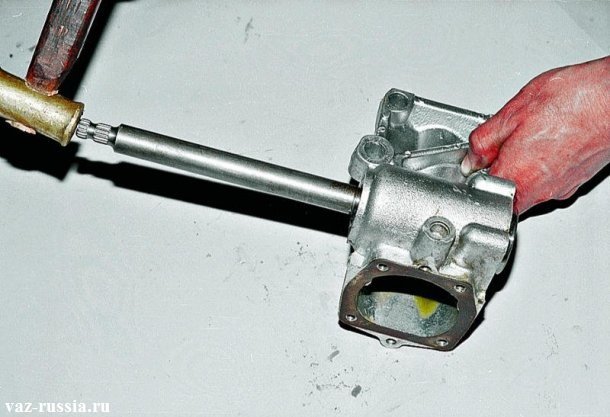 Выбивание червячного вала при помощи молотка из мягкого металла из картера редуктора