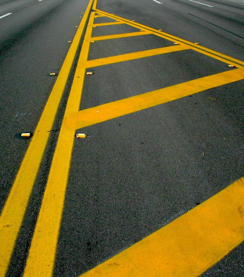 Выезд на желтый. Дорога с желтой полосой. Разметка на дороге. Желтая дорожная разметка. Жёлтая линия разметки.