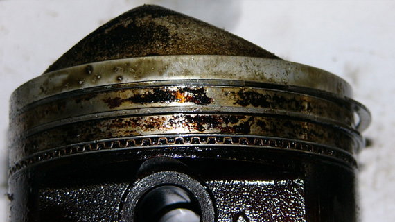 Залегание поршневых колец при избытке масла в двигателе