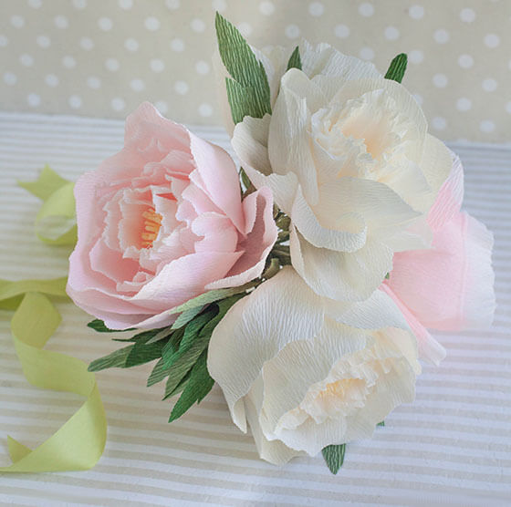 Цветы из креповой или гофрированной бумаги для украшения свадебной машины